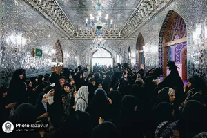 حضور مردم عزادار بر مزار مطهر رهبر شهید انقلاب اسلامی