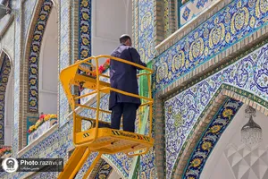 نصب کتیبه های مناسبتی دهه کرامت در حرم رضوی