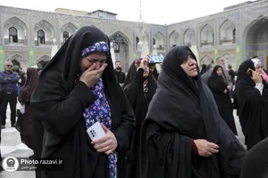 بهت و اندوه زائران حرم مطهر رضوی در لحظه اعلام خبر شهادت رئیس&zwnj;جمهور