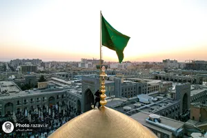 تعویض پرچم گنبد مطهر امام رضا(علیه&zwnj;السلام) به مناسبت آغاز ماه ربیع&zwnj;الاول