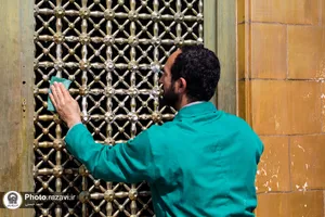 شستشوی گنبد مطهر رضوی در آستانه شهادت حضرت رضا(علیه&zwnj;السلام)