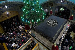 عکس با کیفیت : تعویض پوش ضریح حرم رضوی در عزای رحلت حضرت زینب سلام الله علیها