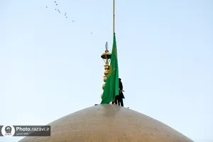 تعویض پرچم گنبد مطهر امام رضا(علیه&zwnj;السلام) به مناسبت آغاز ماه ربیع&zwnj;الاول