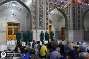 بسته&zwnj;بندی و توزیع افطاری سبک در حرم مطهر رضوی