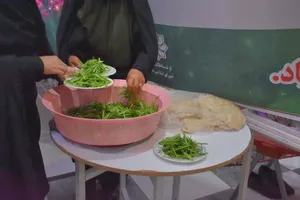 پذیرایی آستان قدس رضوی از زائران با گوشت متبرک در مرز تمرچین + تصاویر
