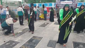 غبارروبی و عطرافشانی گلزار شهدای بروجرد / گزارش تصویری