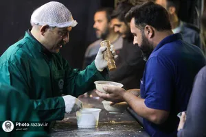 توزیع غذا در موکب خدام، فراشان و زلال رضوان