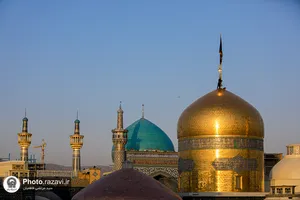  تعویض پرچم و نصب کتیبه&zwnj;های شهادت امام حسن عسکری علیه&zwnj;السلام در حرم مطهر رضوی 