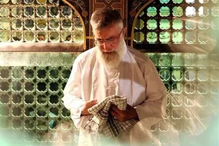 خاطراتی ماندگار از حضور رهبر شهید انقلاب در حرم رضوی