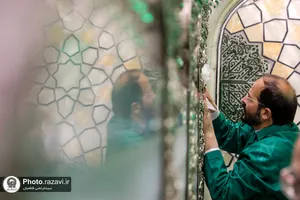 غبارروبی پنجره رواق حضرت معصومه سلام الله علیها