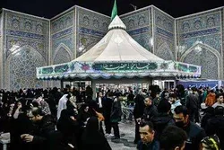 خادمیاران تبریزی در چایخانه حضرتی حرم مطهر رضوی به زوّار ارائه خدمت می کنند