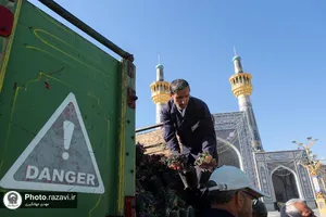 گل&zwnj;آرایی حرم مطهر رضوی در هفته وحدت با 25 هزار شاخه گل نذری
