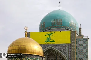 نصب کتیبه های شهادت سید حسن نصرالله در حرم مطهر رضوی