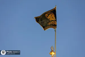تعویض پرچم گنبد منور رضوی به مناسبت شهادت امام صادق علیه السلام
