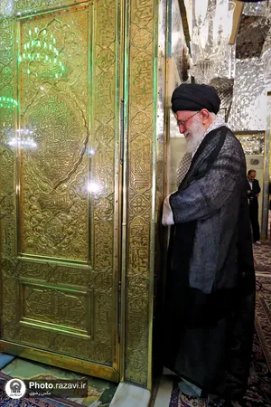 تصاویری از رهبر شهید انقلاب در مراسم غبارروبی حرم مطهر رضوی