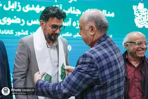 اهدای مدال&zwnj; طلای مهدی زابل عباسی به موزه آستان قدس رضوی
