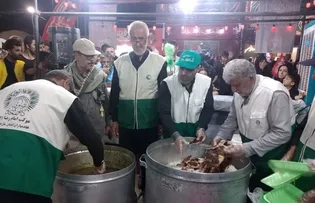 اطعام مسافران اربعین حسینی در موکب امام رضا (ع) در مرز مهران/ گزارش ویدئویی