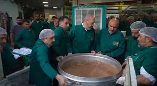 توزیع وعده متبرک در چایخانه صحن غدیر حرم مطهر رضوی