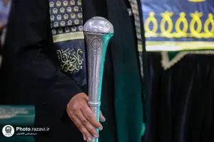 اهداء پرچم عزای حسینی به هیات های مذهبی در حرم مطهر رضوی
