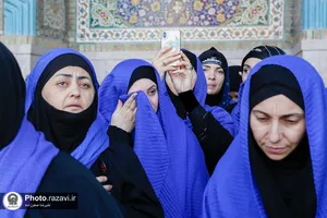تشرف زائران قزاقستانی به حرم مطهر رضوی