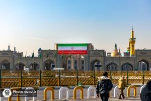 نصب پرچم ایران در حرم مطهر رضوی