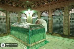تصاویری از آیت الله شهید سید ابراهیم رئیسی در مراسم غبارروبی حرم مطهر رضوی
