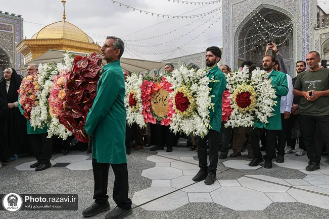 شب عید غدیر کے موقع پر حرم امام رضا(ع) کی پھولوں سے سجاوٹ