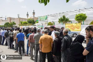توزیع غذا در مواکب خدمت رسان به زائرین امام رضا علیه&zwnj;السلام در دهه کرامت