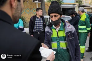 توزیع غذای متبرک حضرت بین پاکبانان شهرداری منطقه ثامن