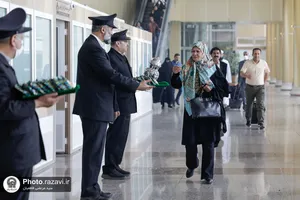 استقبال خدام از زائرین حرم رضوی در فرودگاه مشهد