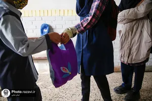 اهدا ۴٠٠ بسته میوه به دانش&zwnj;آموزان حاشیه شهر مشهد