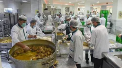 خمین در سایه نذر حسینی/ بیش از ۷۴ هزار پرس غذای نذری میان مردم توزیع شد