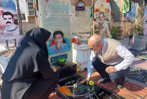 گلزار شهدای اراک با گلاب ناب رضوی معطر شد/ گزارش تصویری