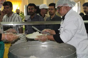 پذیرایی از زائران اربعین حسینی باطعم ارادت در موکب امام رضا علیه&zwnj;السلام استان مرکزی