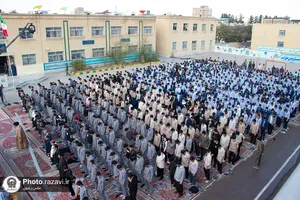 اقامه نماز جماعت دانش آموزان مدارس امام رضا(ع) به امامت آیت الله طباطبایی