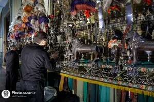 تنظیف علم شاه حسین در موزه آستان قدس رضوی
