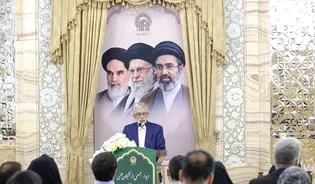 دکتر حداد عادل در مراسم تجلیل از نخبگان علمی کشور در حرم مطهر رضوی: 
نخبگان علمی باید خود را وقف پیشرفت ایران کنند
دشمن به دنبال گرفتن دین و دانش نخبگان ملت ایران است