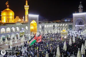 تعویض پرچم گنبد منور رضوی به مناسبت عزای عمومی در کشور