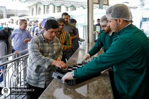 پذیرایی از زائران بارگاه منور رضوی توسط هیئت حضرت نرجس(س) عراق