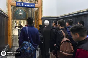 ورود معتکفین پسر نوجوان به حرم مطهر رضوی