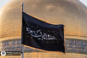 اهتزاز پرچم مشکی گنبد منور رضوی به مناسبت شهادت دبیر کل حزب الله لبنان