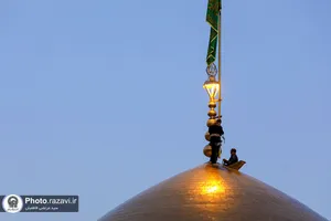 تعویض پرچم گنبد منور رضوی به مناسبت شهادت امام صادق علیه السلام