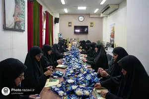بسته بندی و توزیع تبرکات توسط خادمان رضوی در تجمعات مردمی