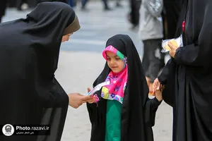 اهدا بسته&zwnj;های متبرک رضوی به دختران زائر امام رضا(علیه&zwnj;السلام)
