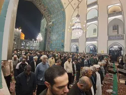 اقامه نماز باران با حضور عزاداران فاطمی در حرم مطهر رضوی