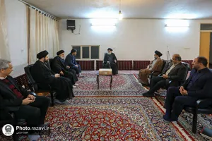 اهداء مصحف مشهد رضوی به آیت الله مرتضوی