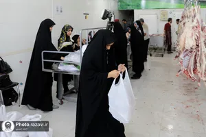 بسته&zwnj;بندی و توزیع گوشت قربانی اهدایی ناذران به مناسبت عید قربان