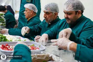 بسته بندی و توزیع افطار سبک در چایخانه حضرت رضا علیه&zwnj;السلام