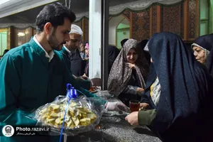 توزیع باقلوا در چایخانه حضرت