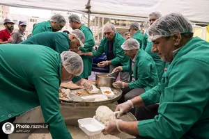 توزیع غذا در مواکب خدمت رسان به زائرین امام رضا علیه&zwnj;السلام در دهه کرامت